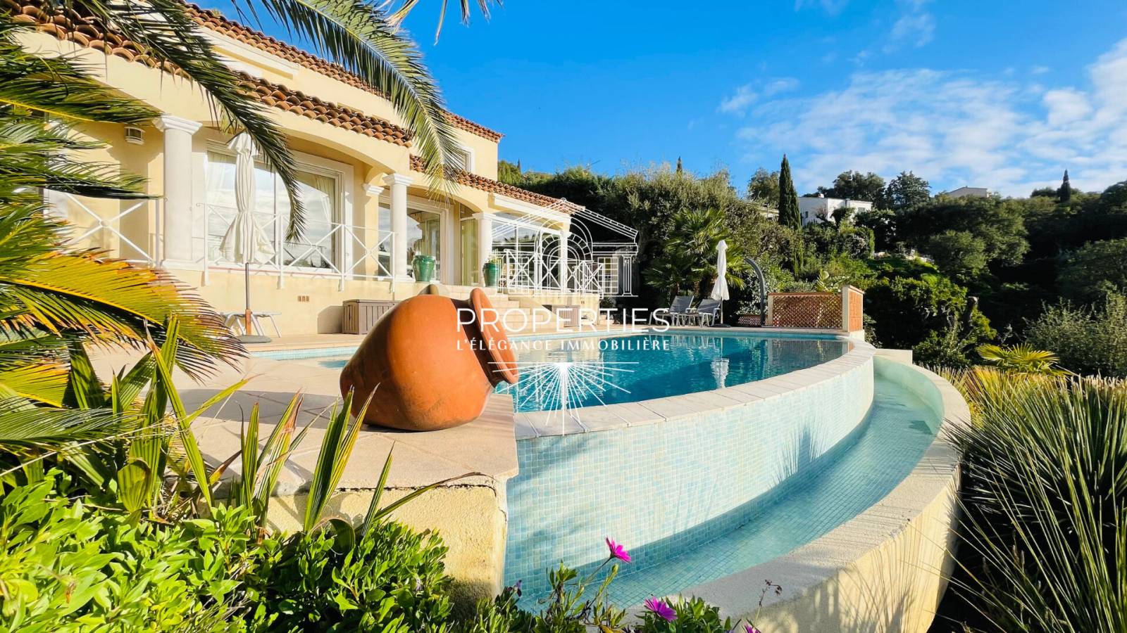 Au cœur de Valcros, découvrez une charmante maison avec piscine et cuisine d'été