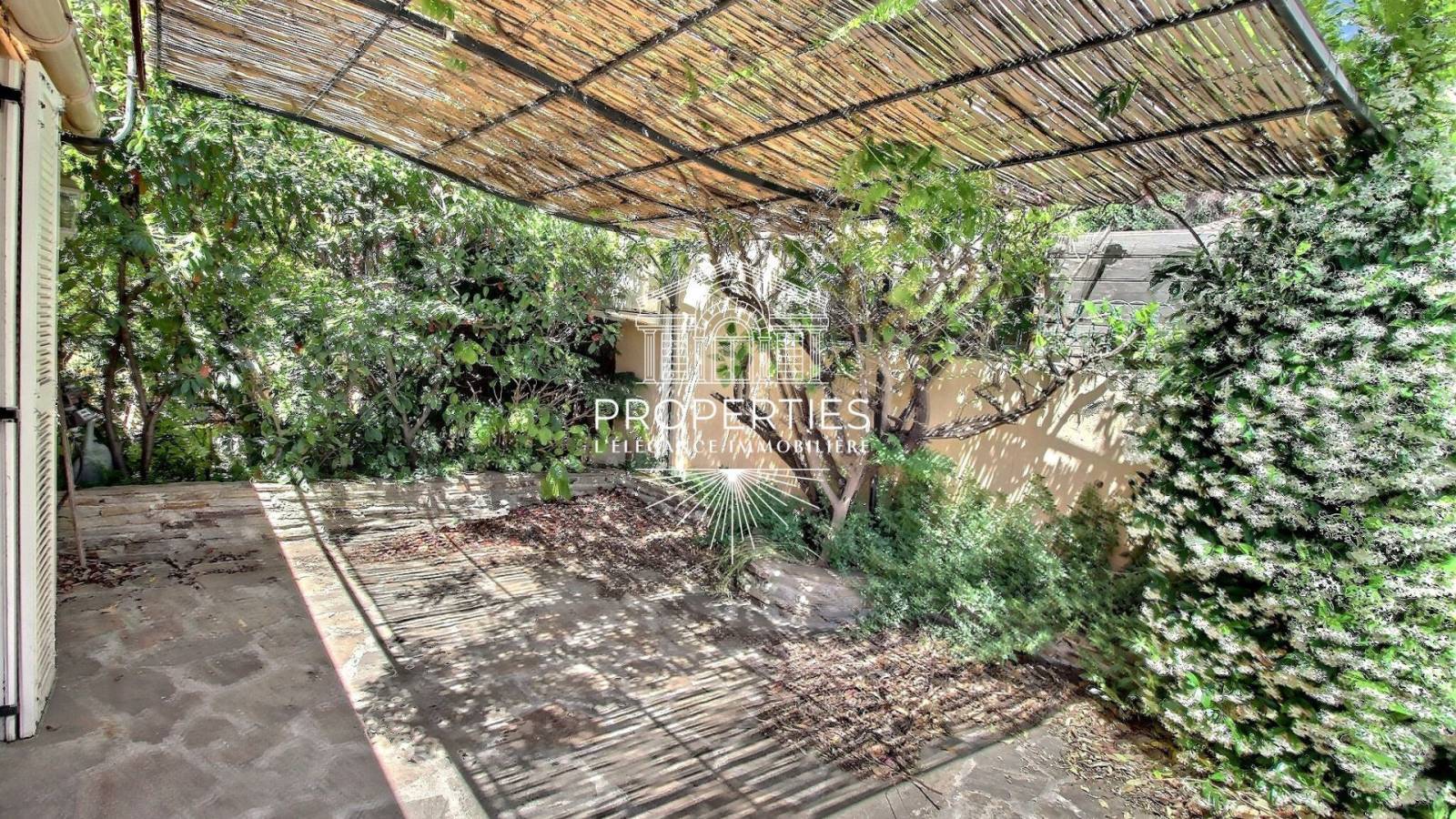 À vendre au Lavandou vaste appartement T4 avec vue imprenable, garage aménagé et séjour lumineux ouvert sur la mer