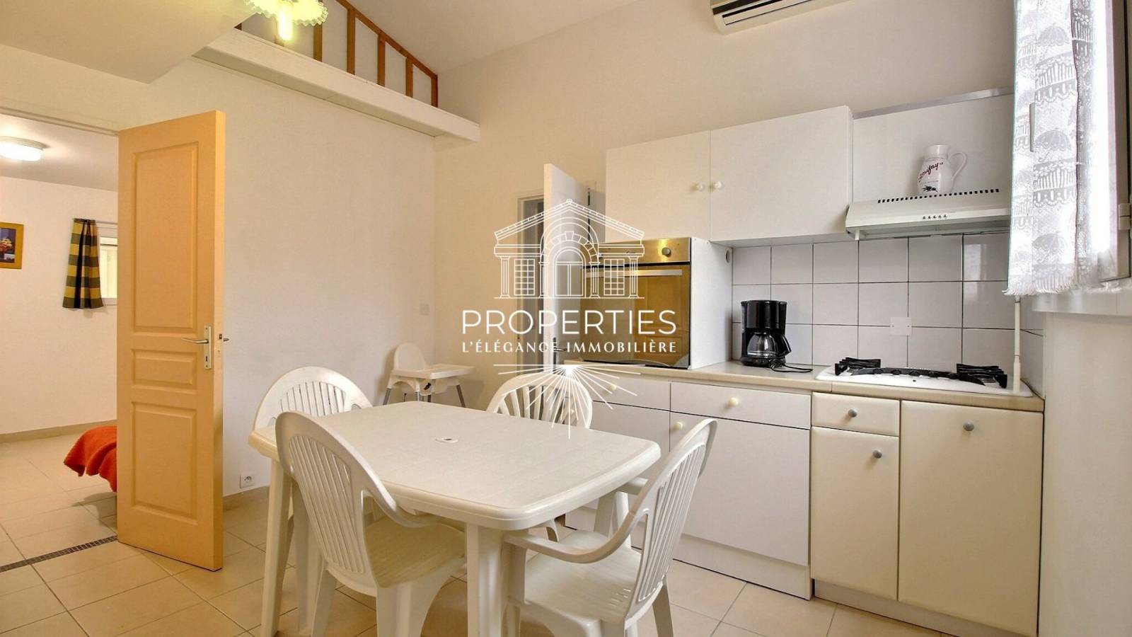 A vendre villa de plain- pied avec cave et garage  à la Favière 