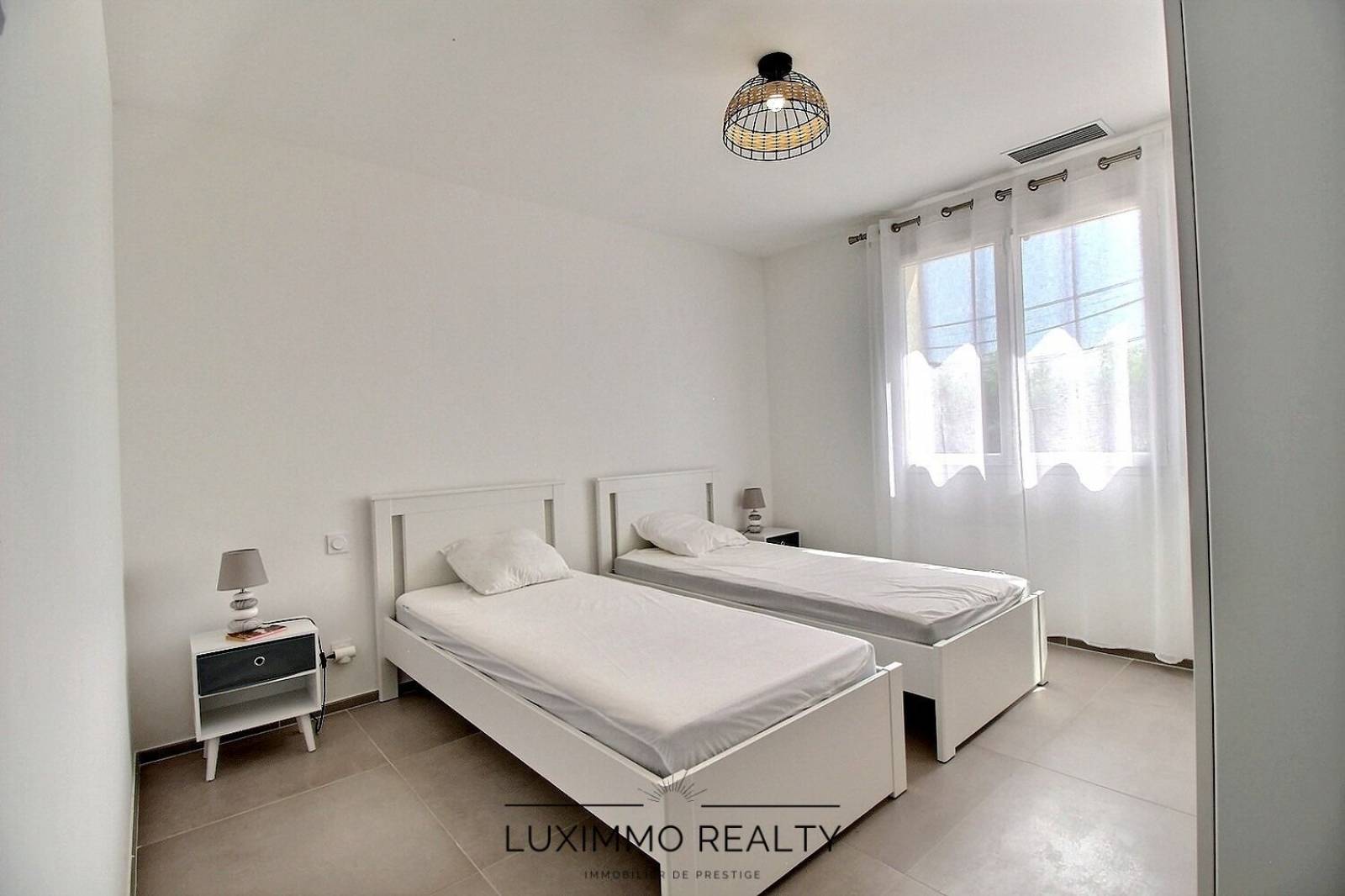 Maison la Londe avec studio sur grand terrain piscine