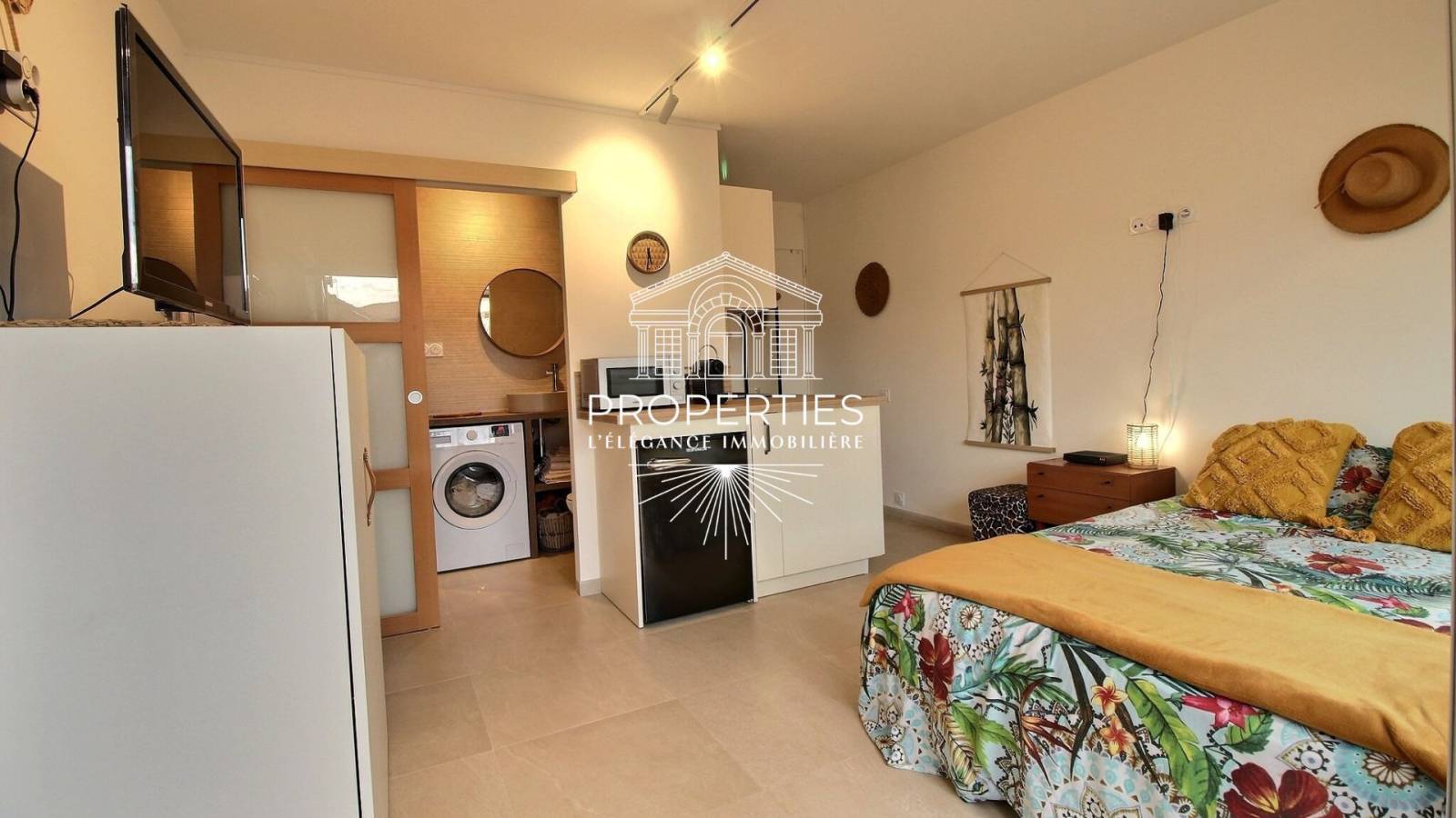 Studio rénové à vendre au Lavandou, avec loggia, climatisation, en plein centre et proche plages