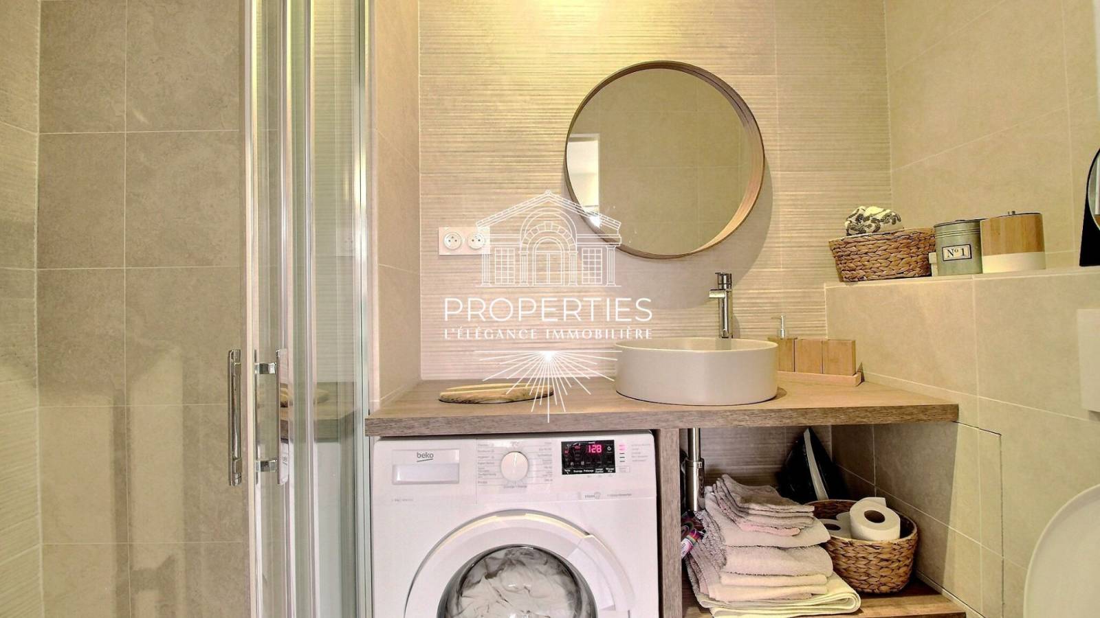 Rare opportunité à vendre au Lavandou : studio rénové avec loggia dans résidence calme et sécurisée