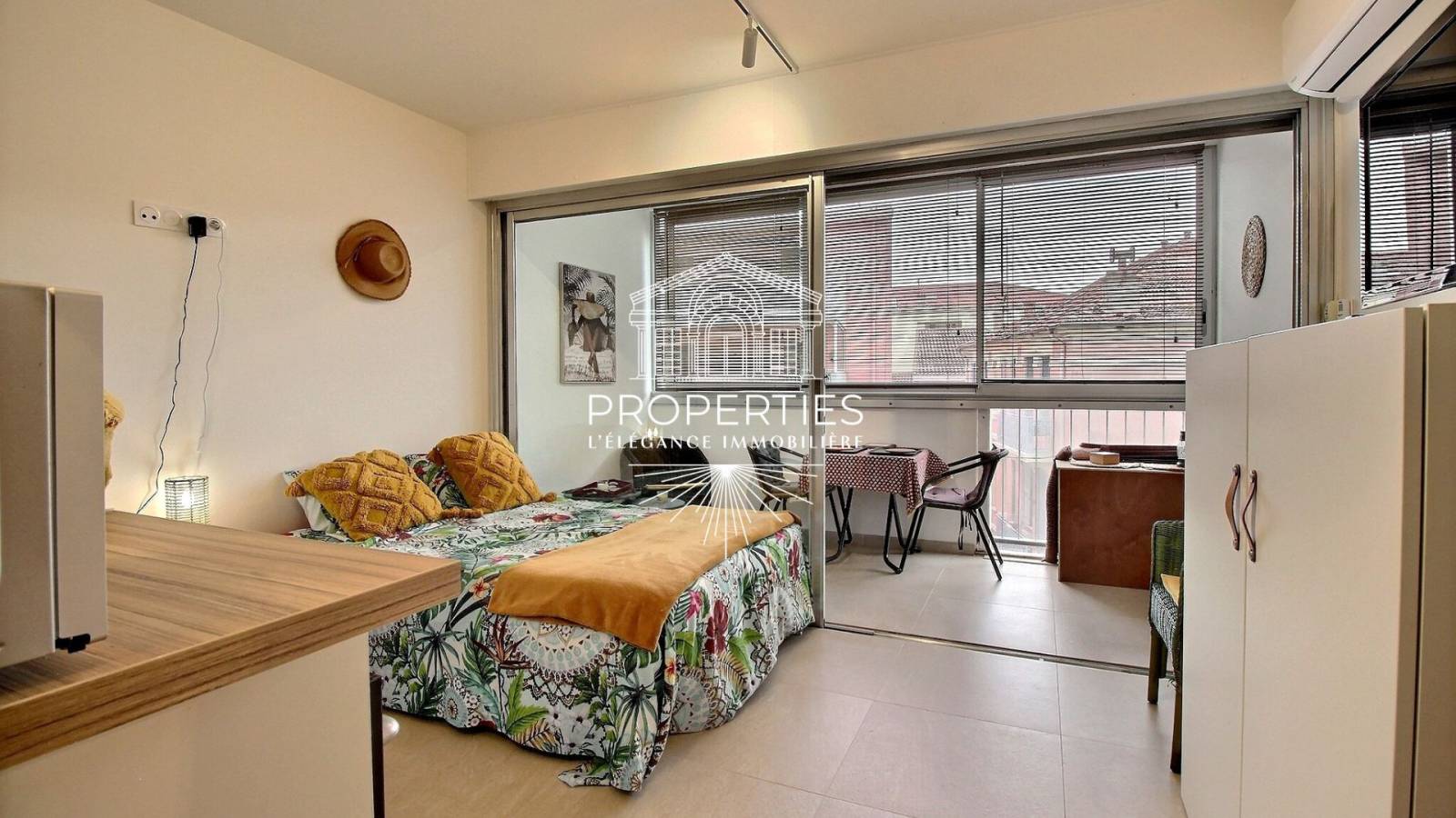 À vendre au Lavandou : charmant studio climatisé avec loggia dans résidence gardiennée et sécurisée