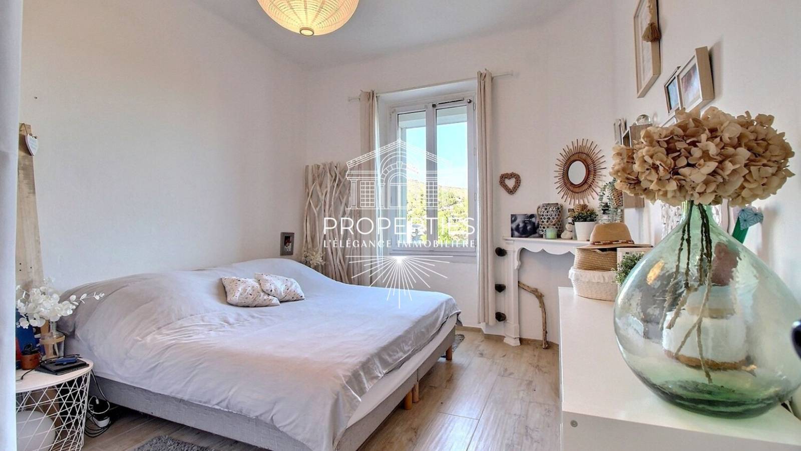 À vendre à Bormes-les-Mimosas : superbe T4 avec terrasse de 80m², proche commerces et parking