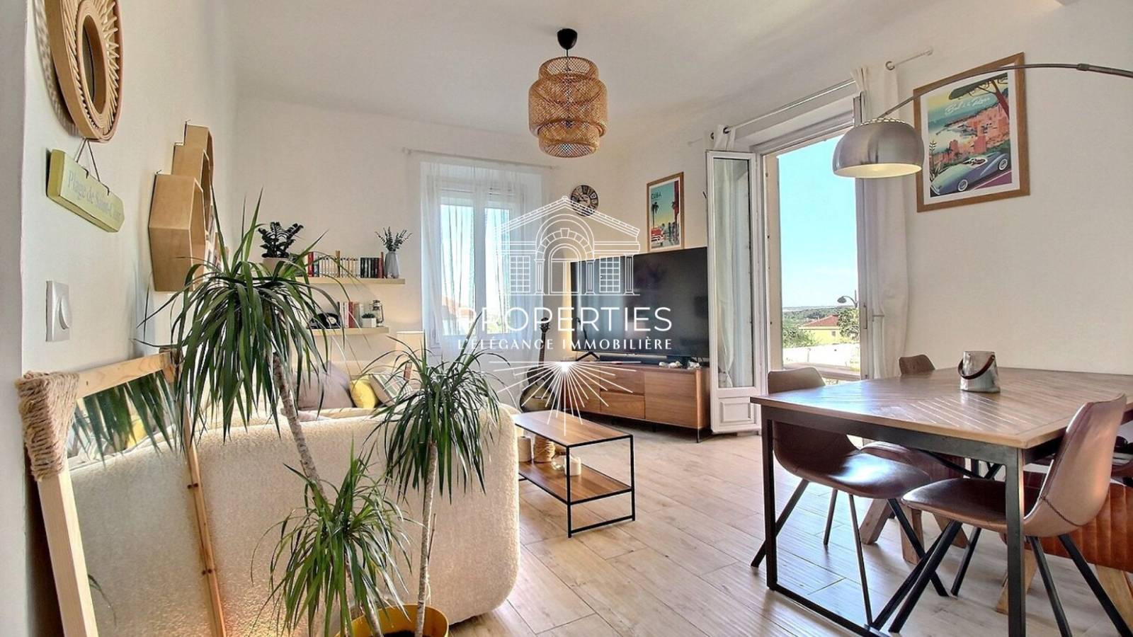 Bormes-les-Mimosas : appartement T4 lumineux avec terrasse de 80m², rénové, proche des commerces et parking