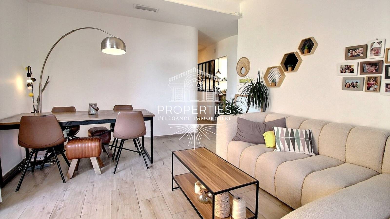 Appartement T4 rénové à vendre à Bormes-les-Mimosas, spacieux, terrasse de 80m², sans travaux à prévoir