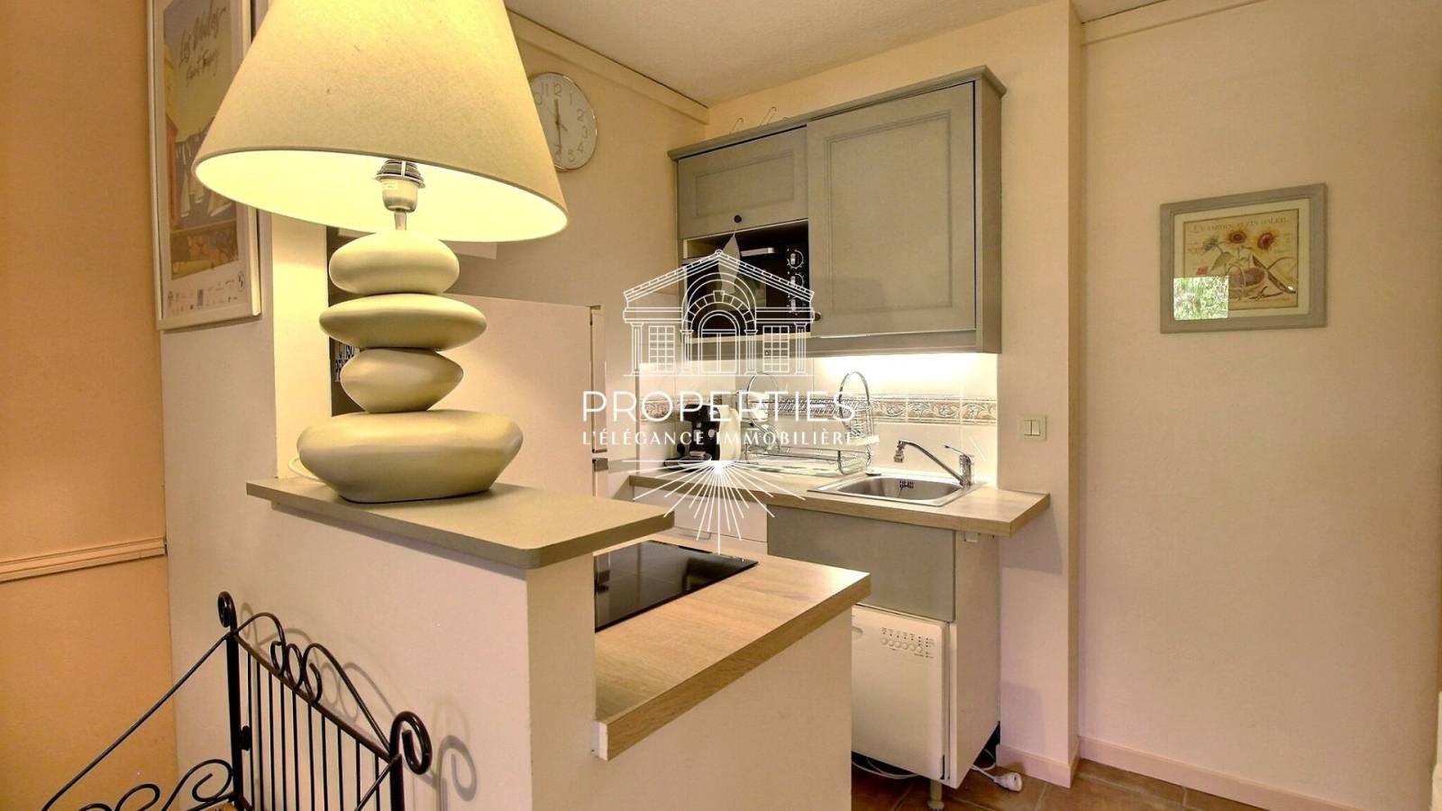 Vente appartement T2 au Lavandou, résidence gardiennée avec piscine et accès direct plage