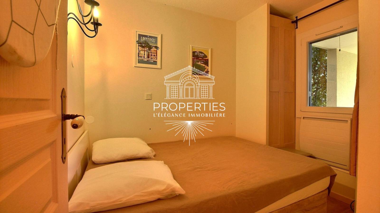 Opportunité à la vente  au Lavandou : T2 rénové avec extérieur, piscine et accès exclusif à la mer