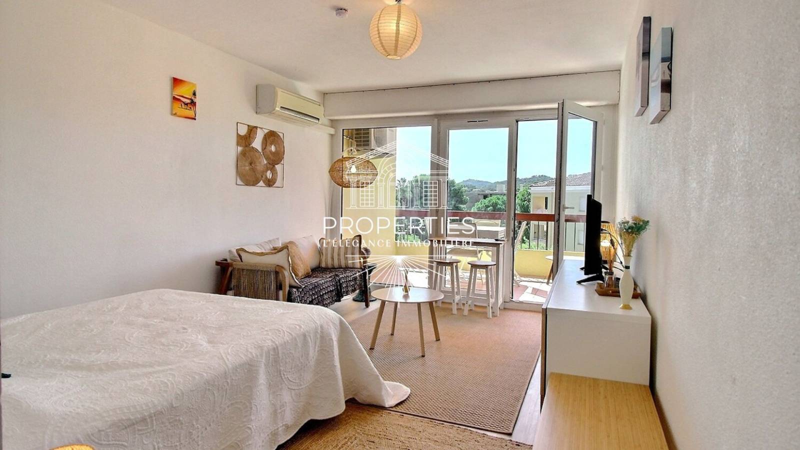 Joli studio meublé avec rangements et terrasse à louer à Bormes les Mimosas