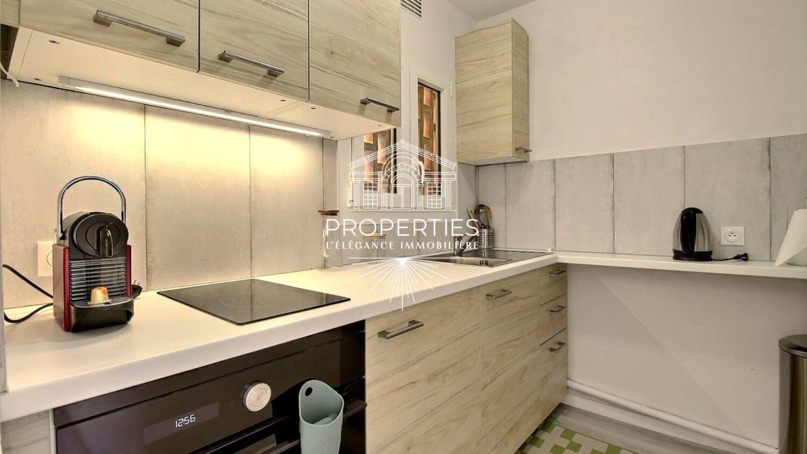 Studio rénové à louer avec terrasse plein sud à La Favière