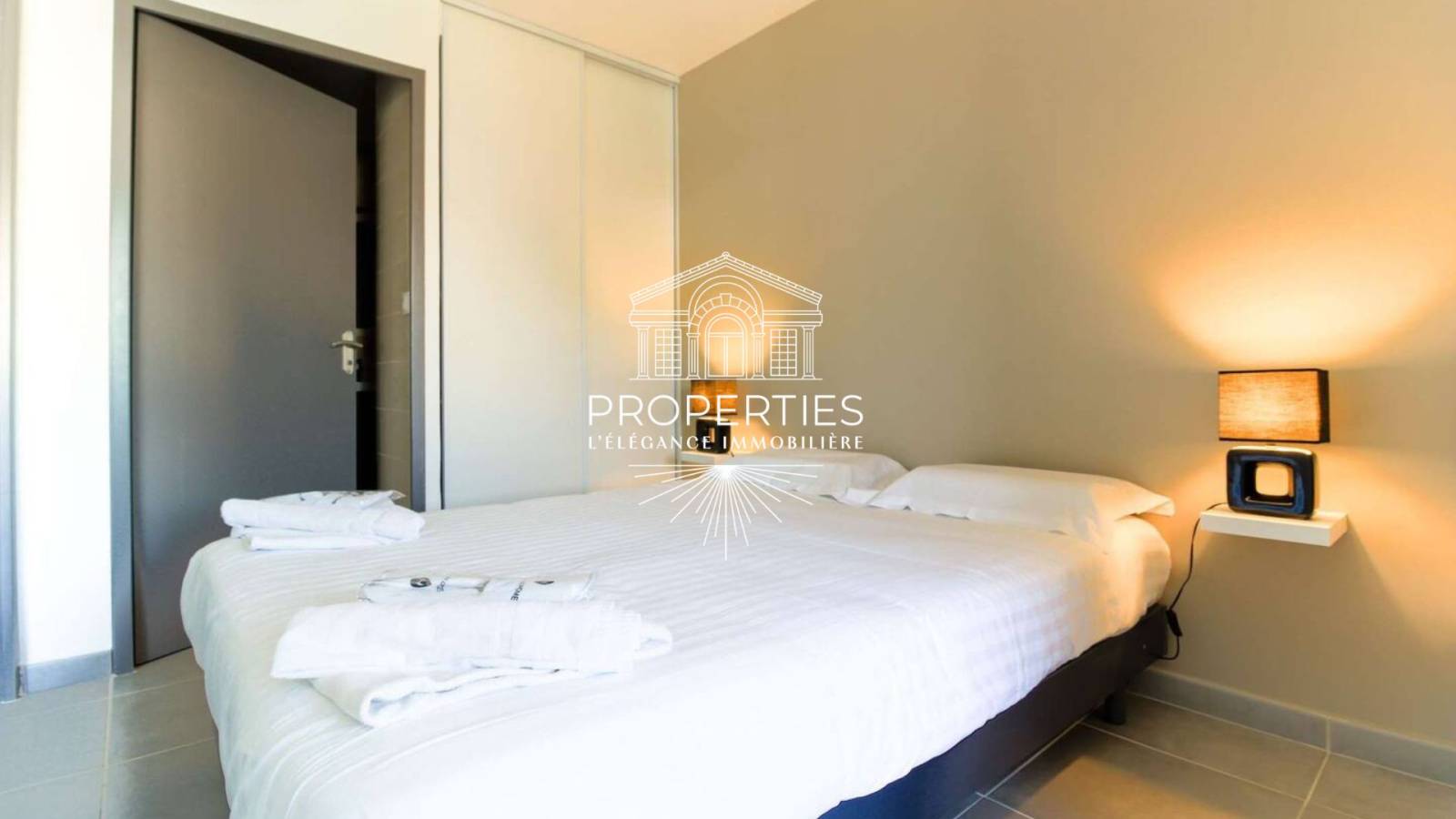 À acquérir beau T2 avec ascenseur dans résidence sécurisée au Lavandou