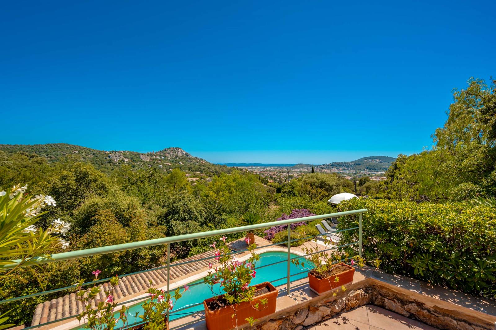 Vue panoramique sans vis à vis de la terrasse, balcon, piscine bleu lagon