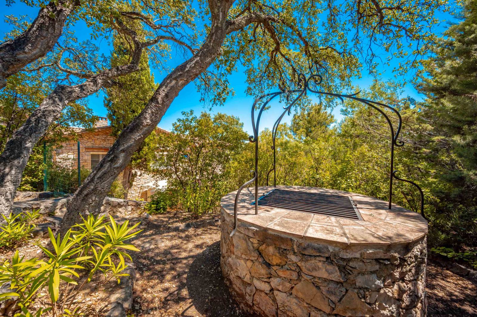 Villa de luxe avec puit ombragé piscine et espace solarium