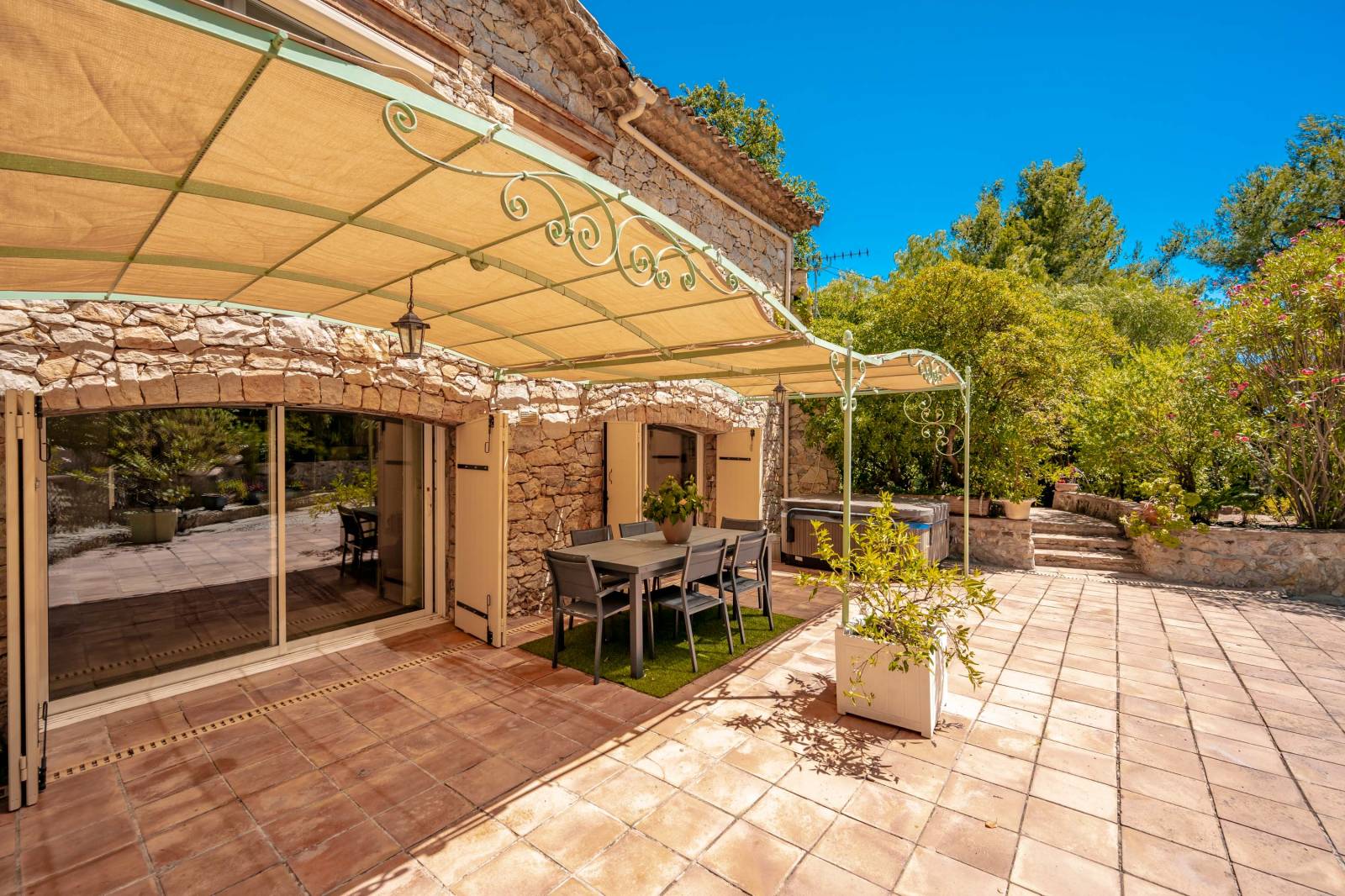 vente maison en pierre avec piscine terrasse et tonnelle  au lavandou dans le var à coté de hyeres