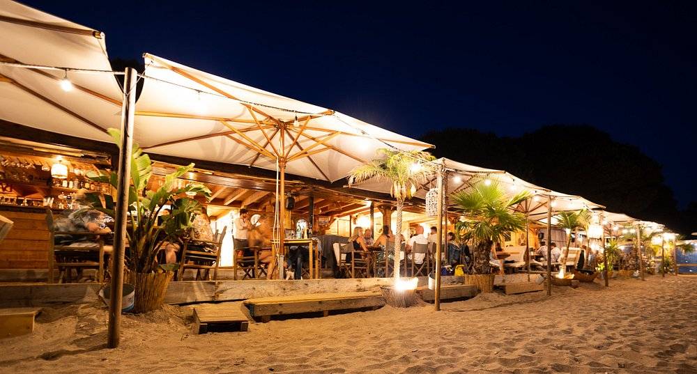 Découvrez La Voile de Cavalière au Lavandou : restaurant de plage, bar à cocktails et activités nautiques variées