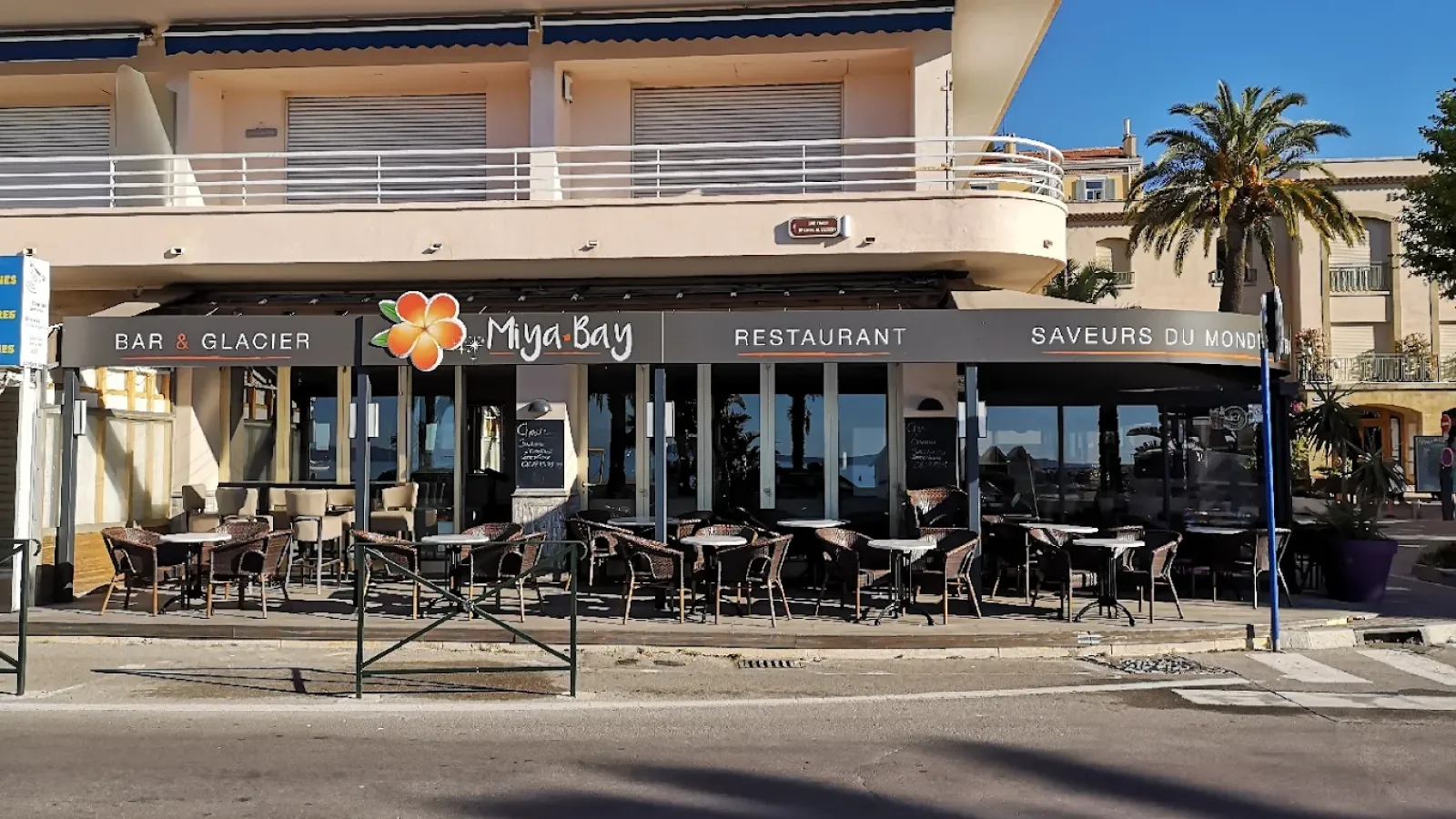 Découvrez Miya Bay, un restaurant incontournable au Lavandou alliant saveurs du monde et vue exceptionnelle sur la mer