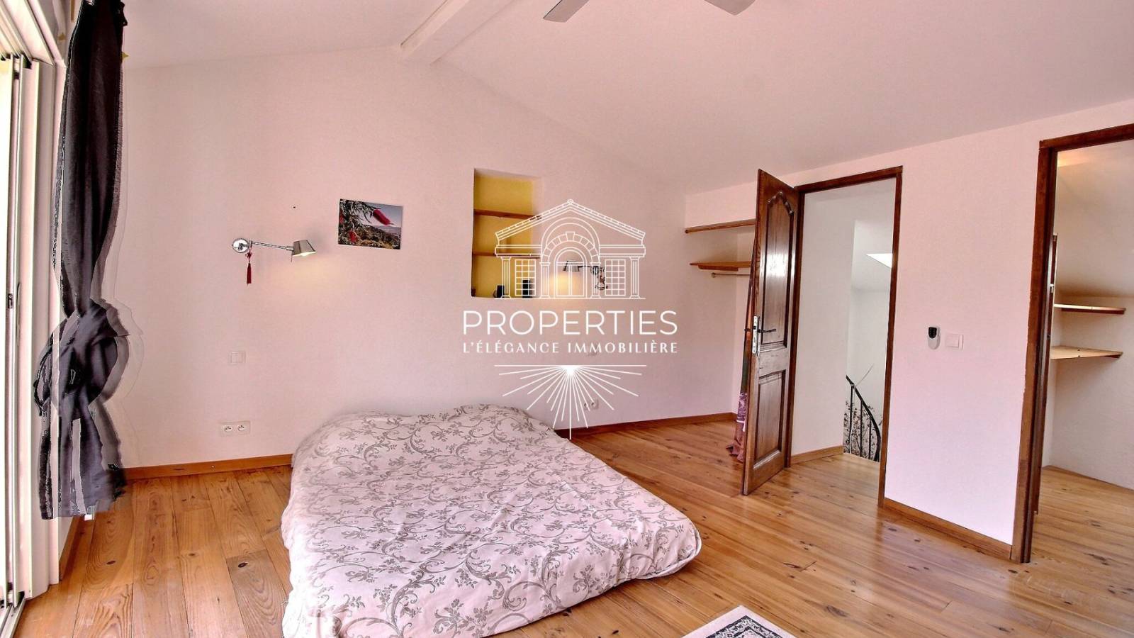 A vendre maison confortable au calme dans le village de Bormes 