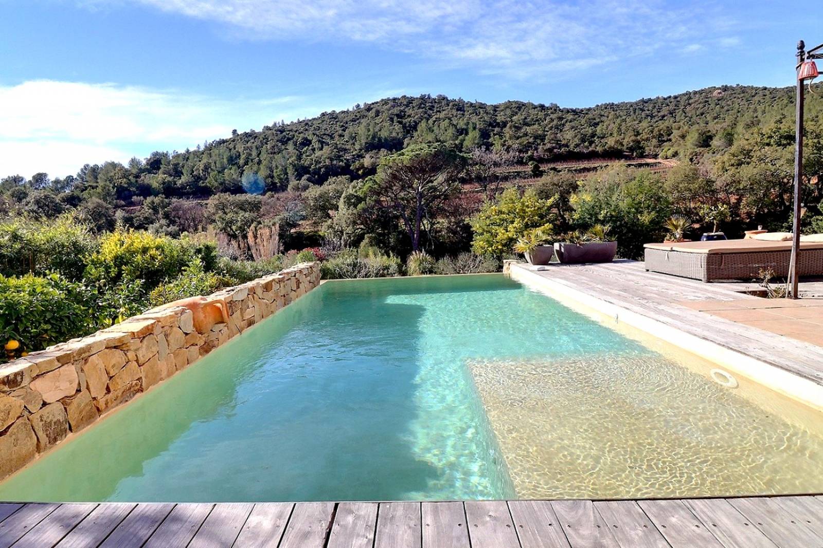 Piscine à debordement