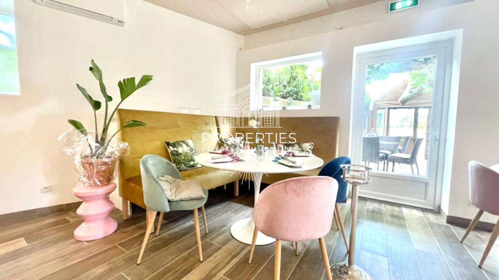 À vendre restaurant au Lavandou, emplacement N°1 à Saint-Clair, licence IV et mobilier récent.