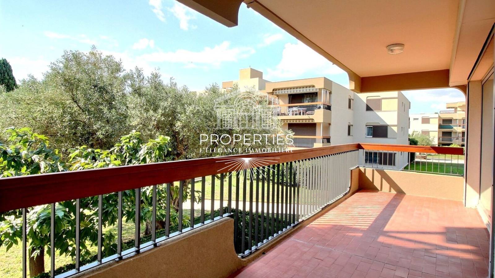 À acquérir au Lavandou, studio lumineux avec terrasse plein sud, proche plages et commerces, calme et garage possible