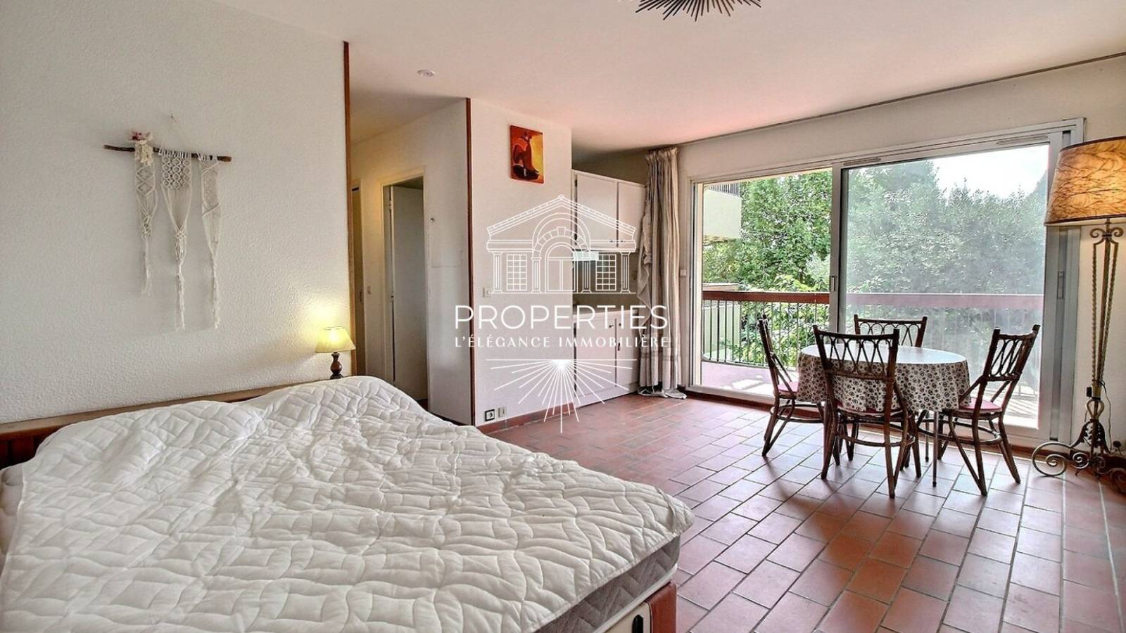 En vente un studio lumineux avec terrasse plein sud au Lavandou, proche plages et commerces, calme et garage possible