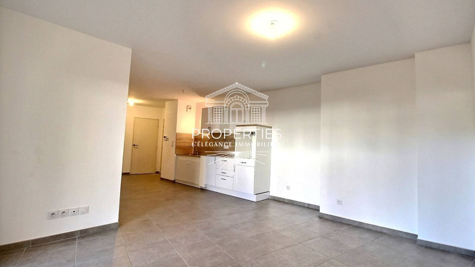 À vendre au Lavandou, magnifique appartement T2 avec terrasse, piscine et parking privatif, proche plage et centre-ville.