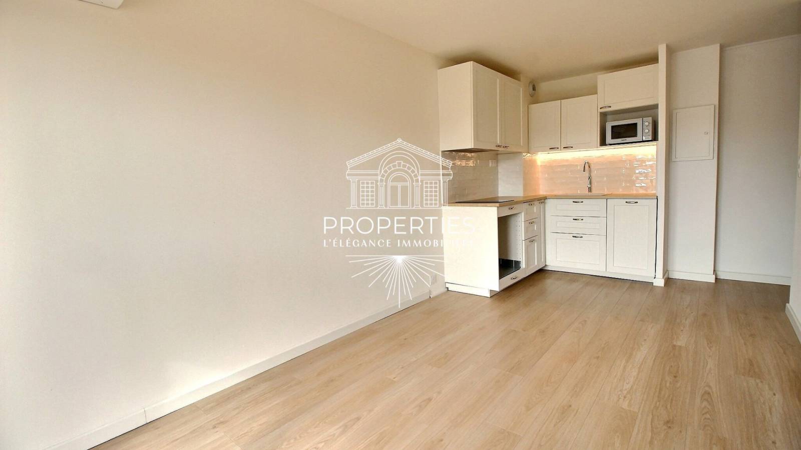 A vendre appartement à Carqueiranne avec une chambre et balcon