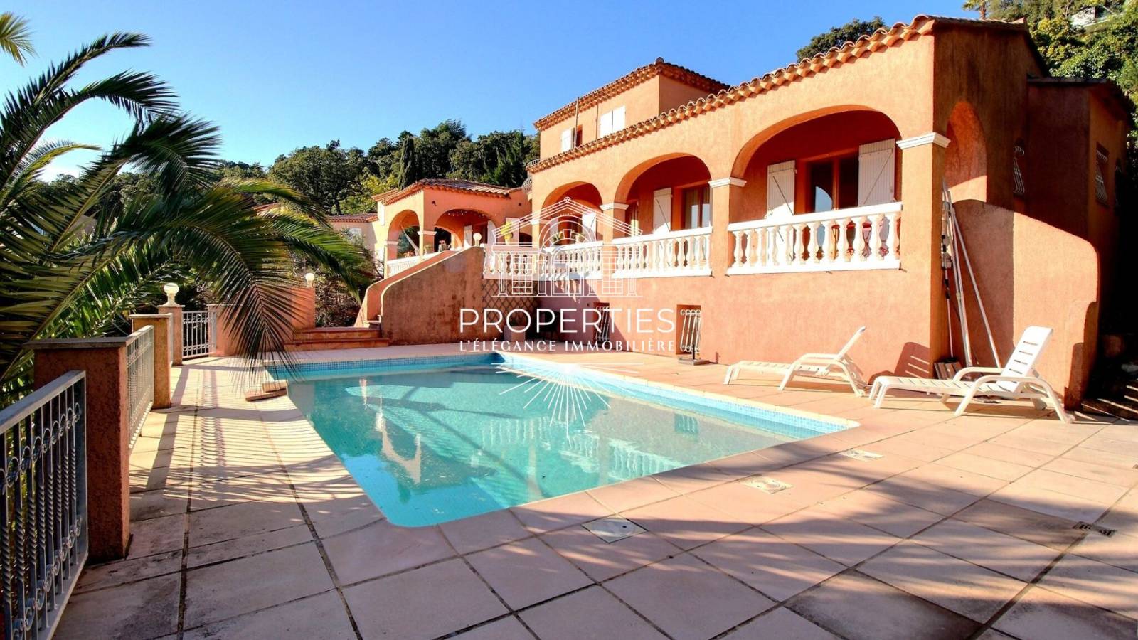 Opportunité – Villa familiale 7 pièces à La Londe, vue mer grandiose, piscine et beau terrain paysagé
