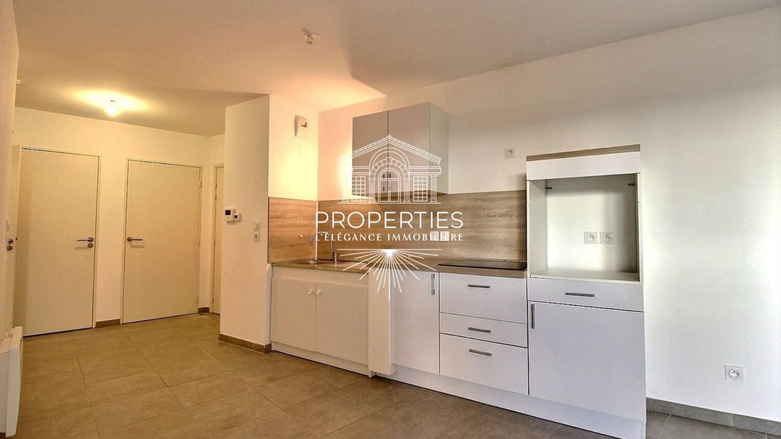 À vendre au Lavandou, agréable appartement deux pièces avec grande pièce de vie, terrasse ensoleillée et proximité immédiate commerces.