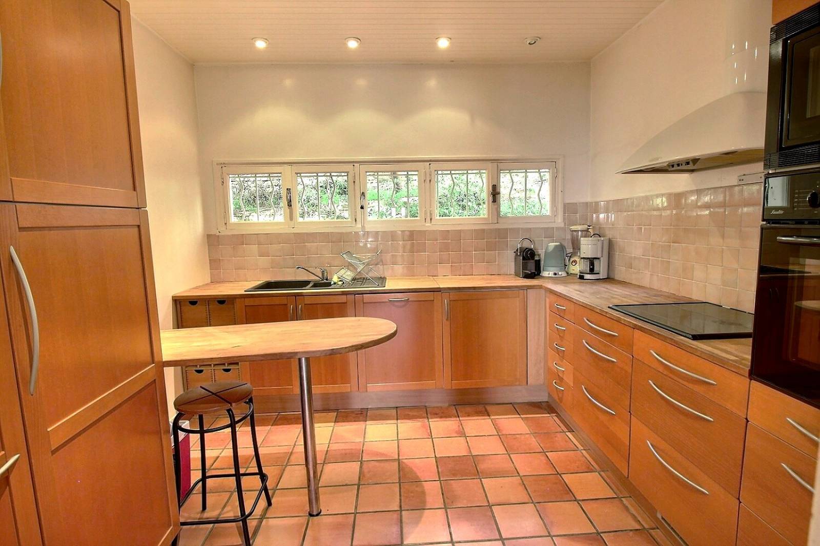 vaste cuisine dans maison de luxe à Hyères