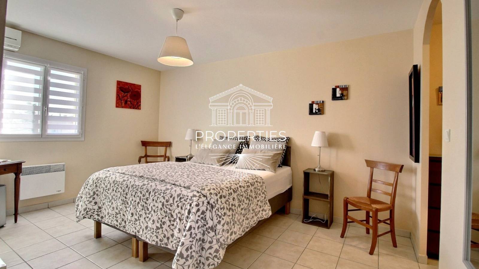 Maison avec trois vastes chambres, deux salles d’eau, un dressing et deux WC supplémentaires à Bormes les Mimosas