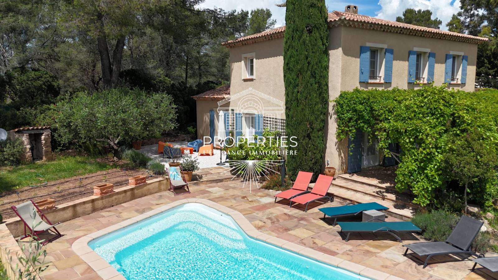 En vente villa 6 pièces à la Crau dans la pinède au calme 