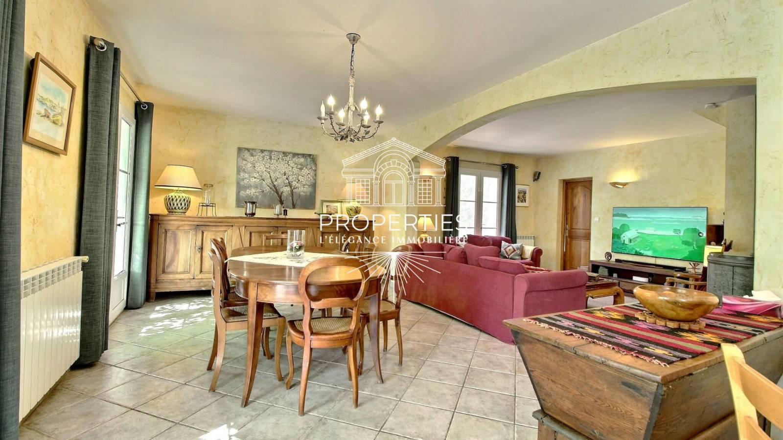 A vendre villa à la Crau avec piscine , jardin 