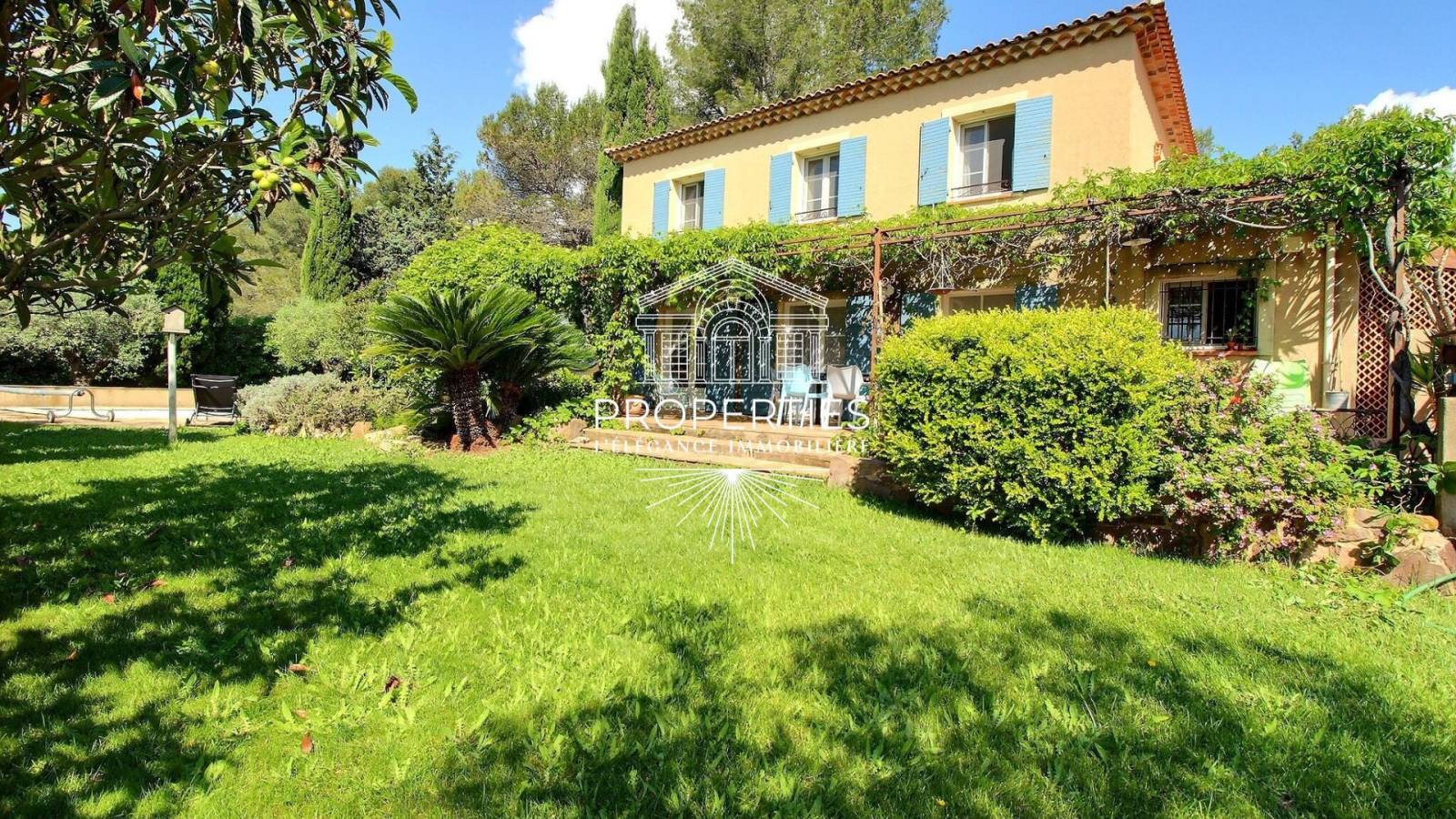 A vendre 6 pièces,  propriété au cœur de la pinède à La Crau, au calme absolu avec piscine, suites et jardin paysager