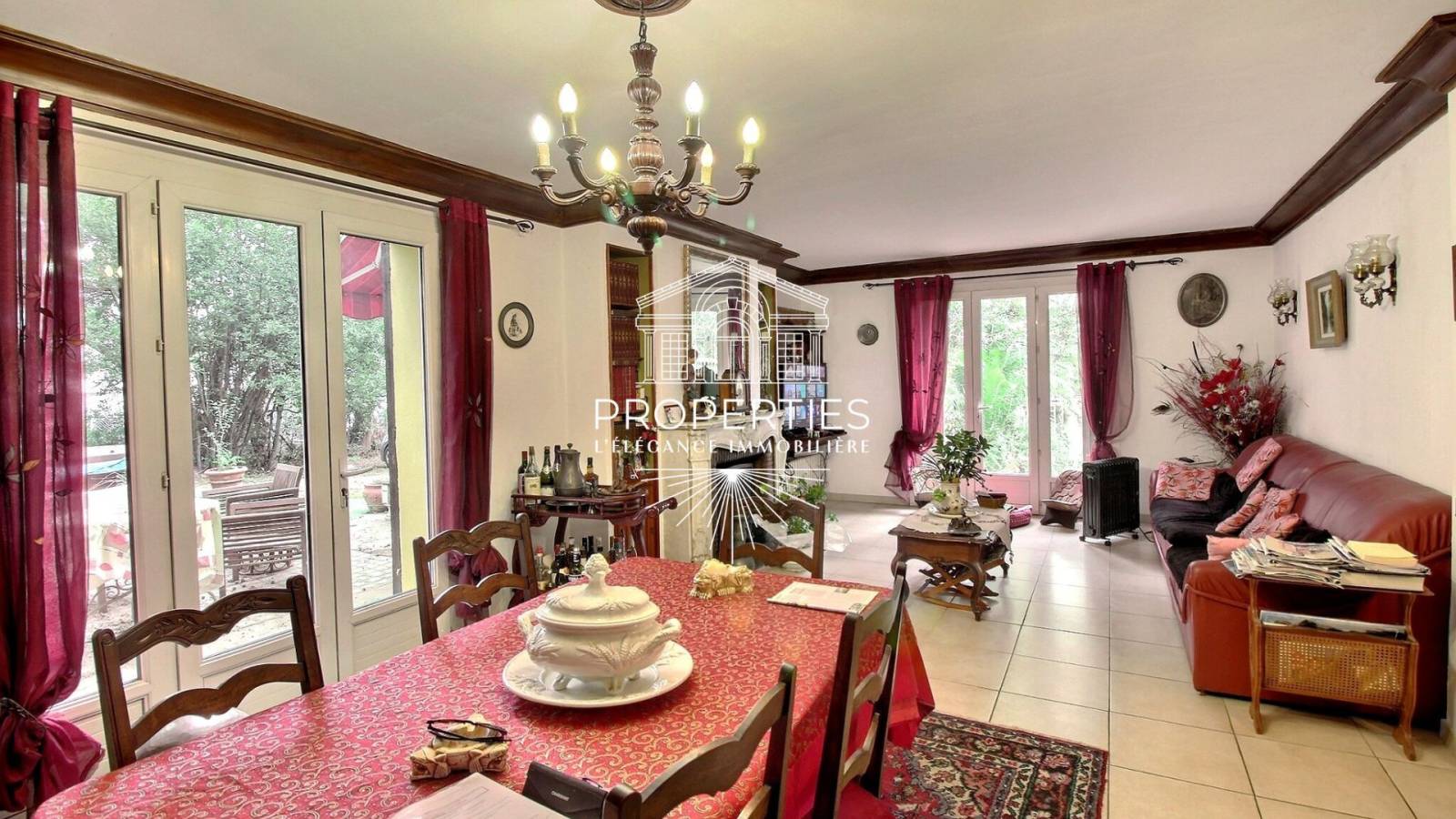 En vente entre La Farlède et La Crau, cet ensemble immobilier  de deux maisons avec extérieurs privatifs, d’un entrepôt  et de deux parcelles agricoles attenantes.