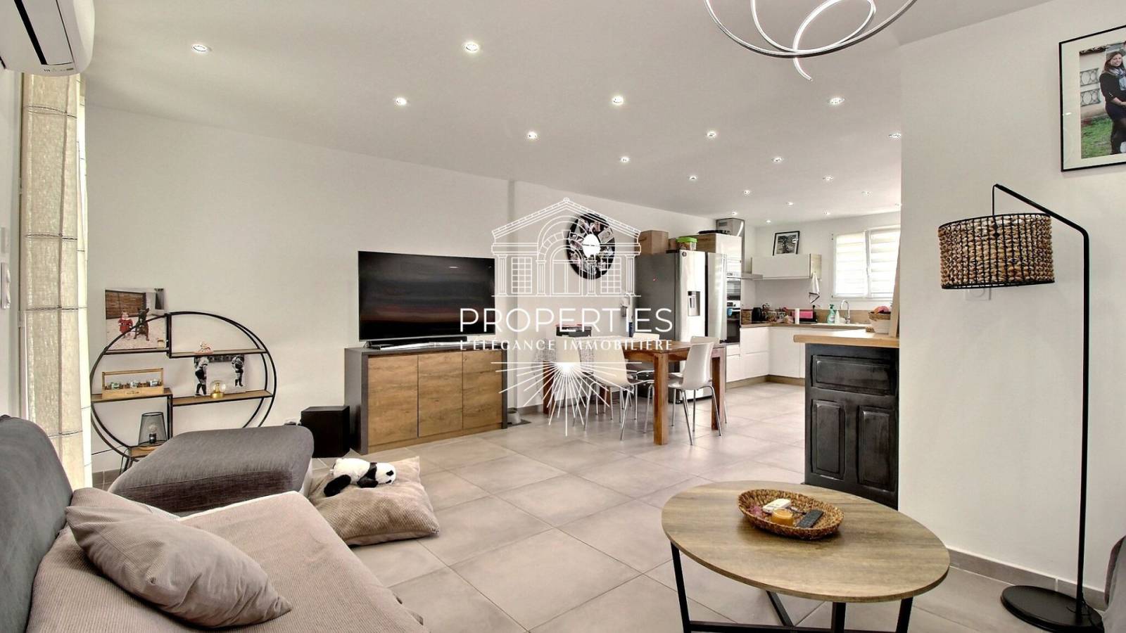 En vente à La Crau, maison de 5 pièces, individuelle rénovée avec studios indépendants, jardin exposé sud et emplacement calme proche commodités