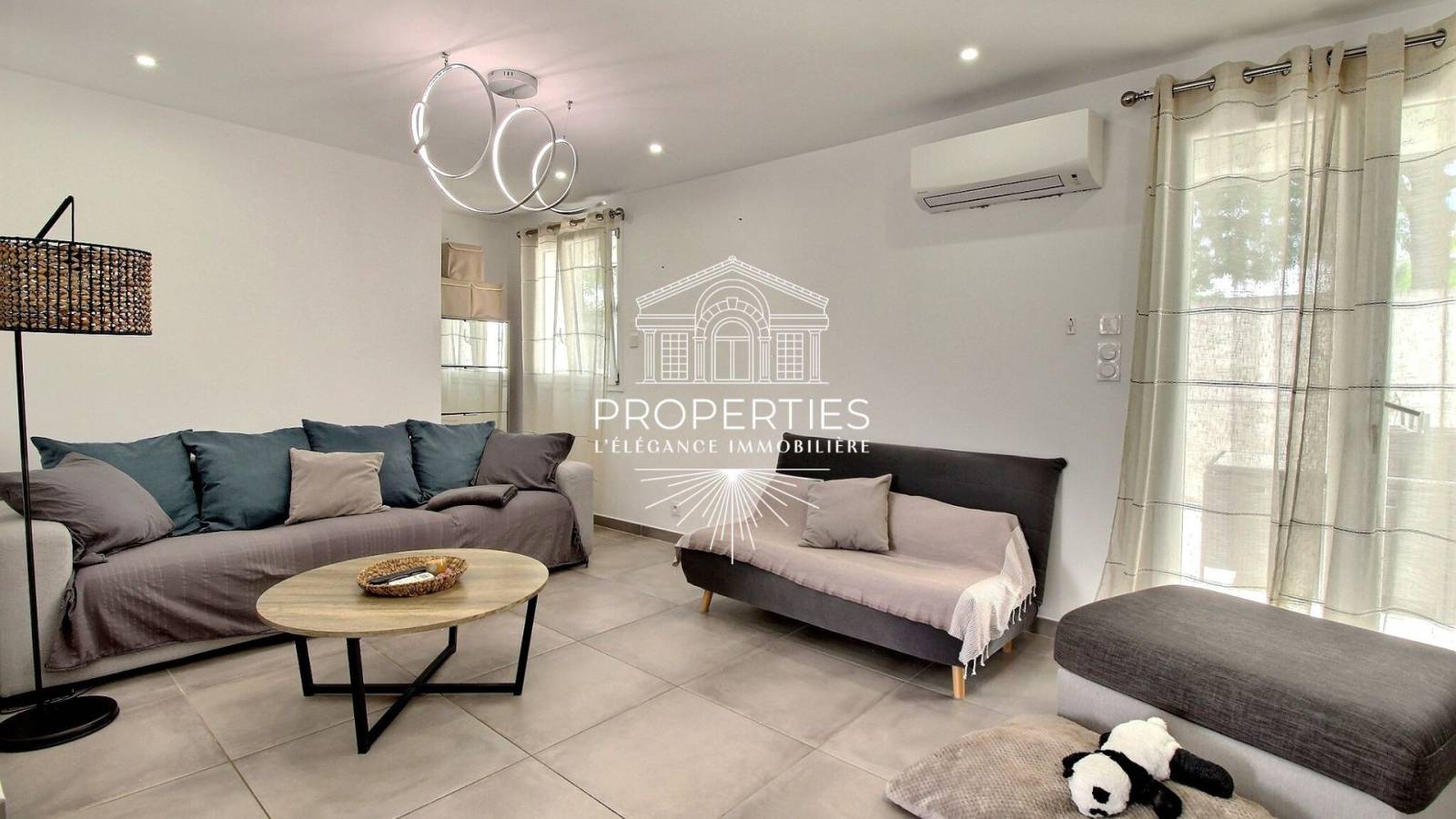 A la vente Maison individuelle rénovée avec soin, au calme et proche des commodités.