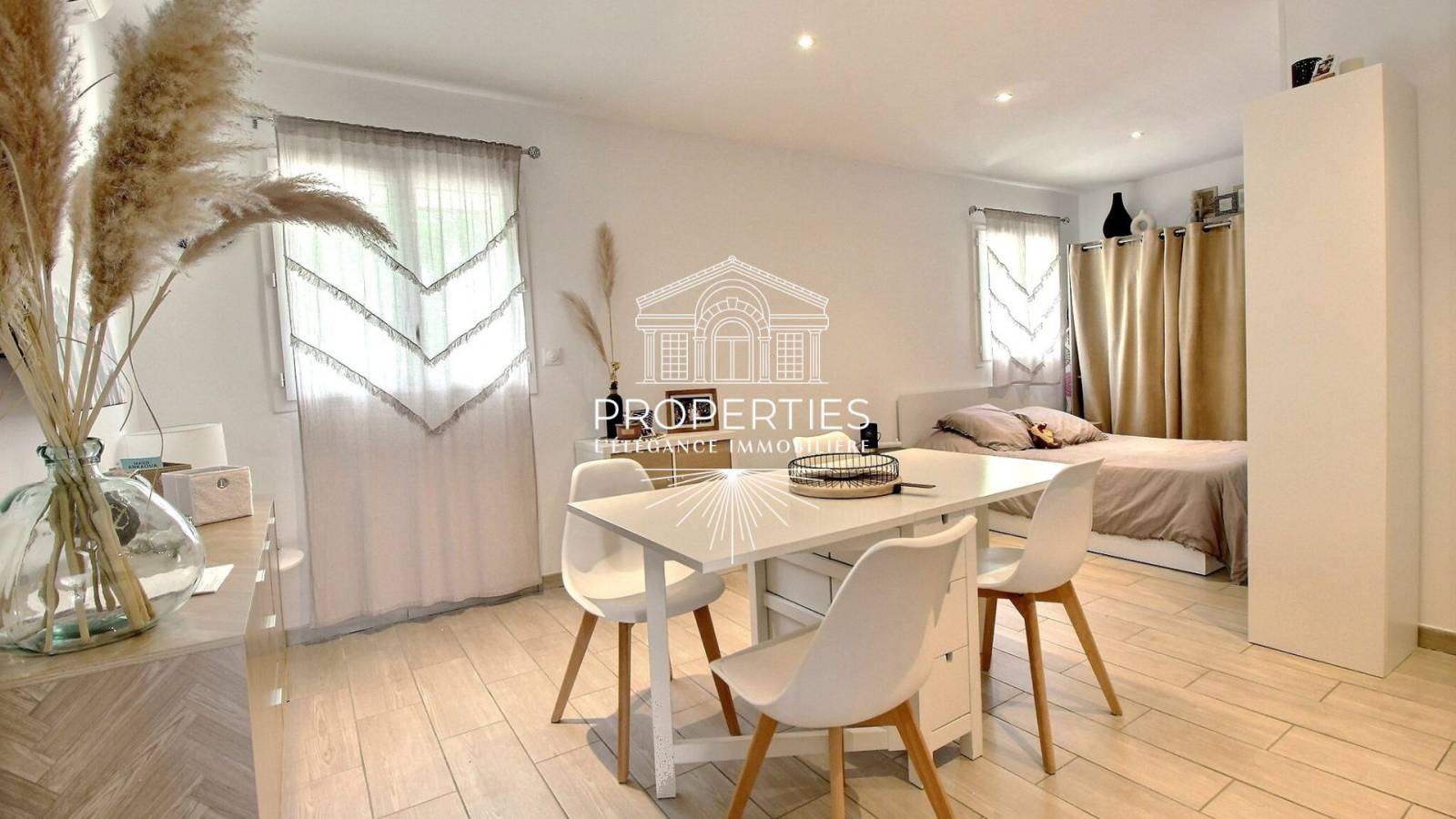 A LA CRAU  vente maison et deux studios 