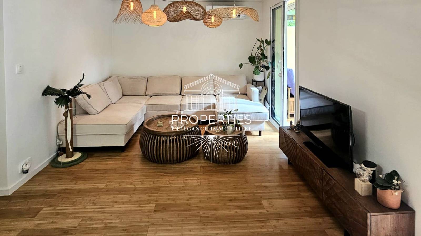 Superbe T5 traversant avec jardin et garage, résidence sécurisée au calme dans la pinède de Hyères Costebelle