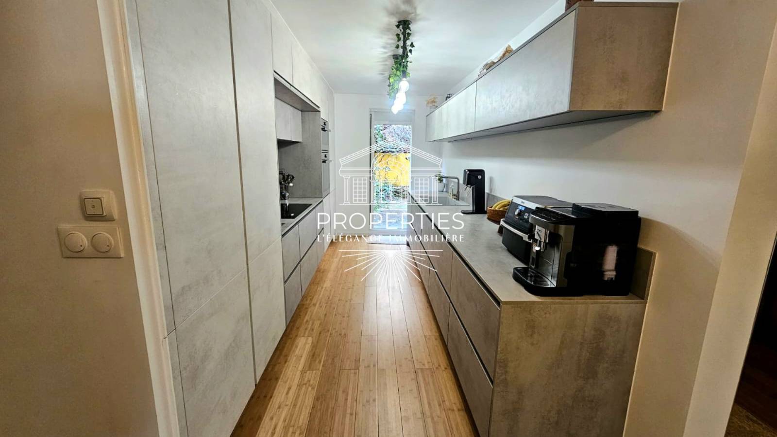 Superbe T5 traversant avec jardin et garage, résidence sécurisée au calme dans la pinède de Hyères Costebelle