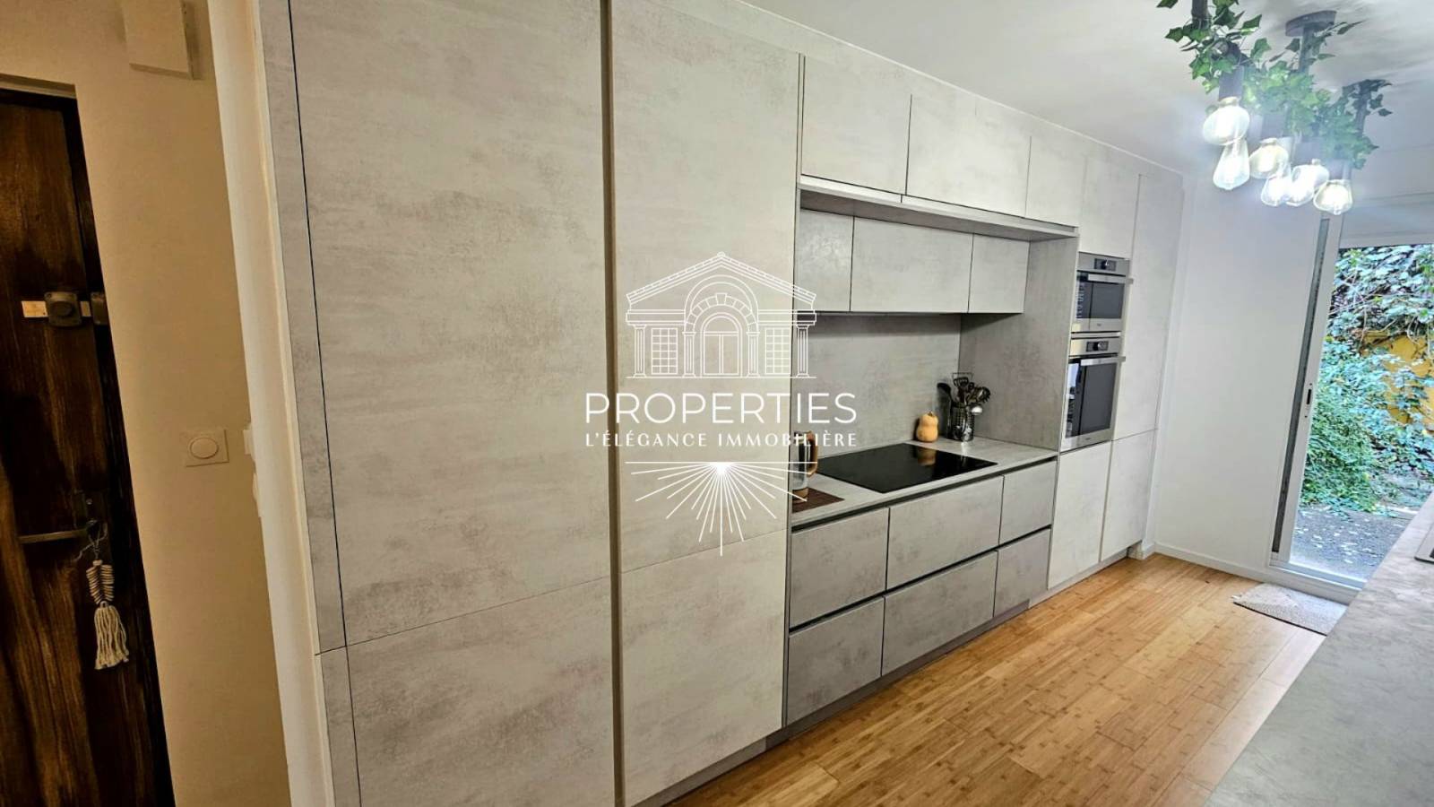 Superbe T5 traversant avec jardin et garage, résidence sécurisée au calme dans la pinède de Hyères Costebelle