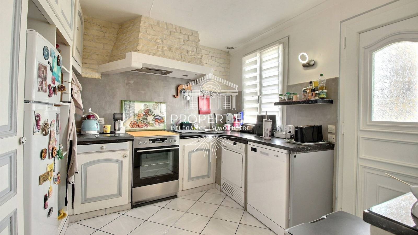 A vendre maison 3 pièces,  deux chambres, terrasse et sous-sol aménagé. Atelier, cave et stationnement facile.