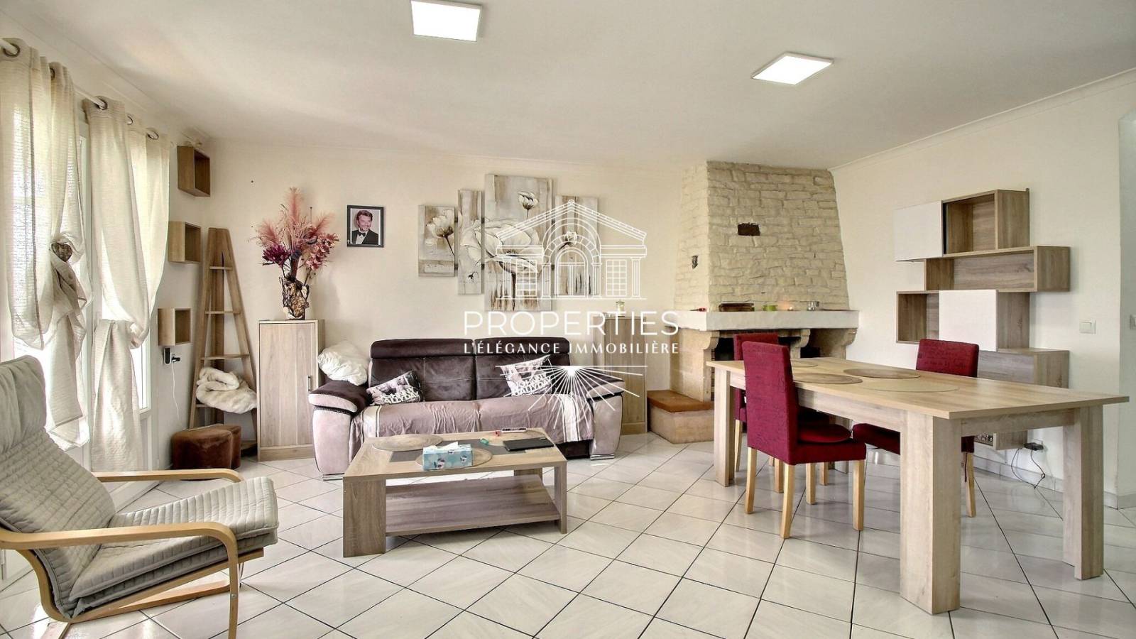 A vendre maison de village de 3 pièces, rénovée à Bormes-les-Mimosas, dans un cadre médiéval paisible et lumineux