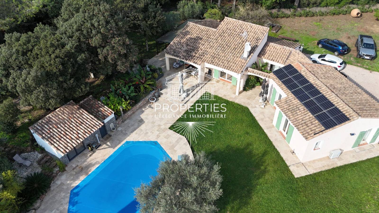 A vendre  maison de 6 pièces de plain-pied avec piscine à la Crau 