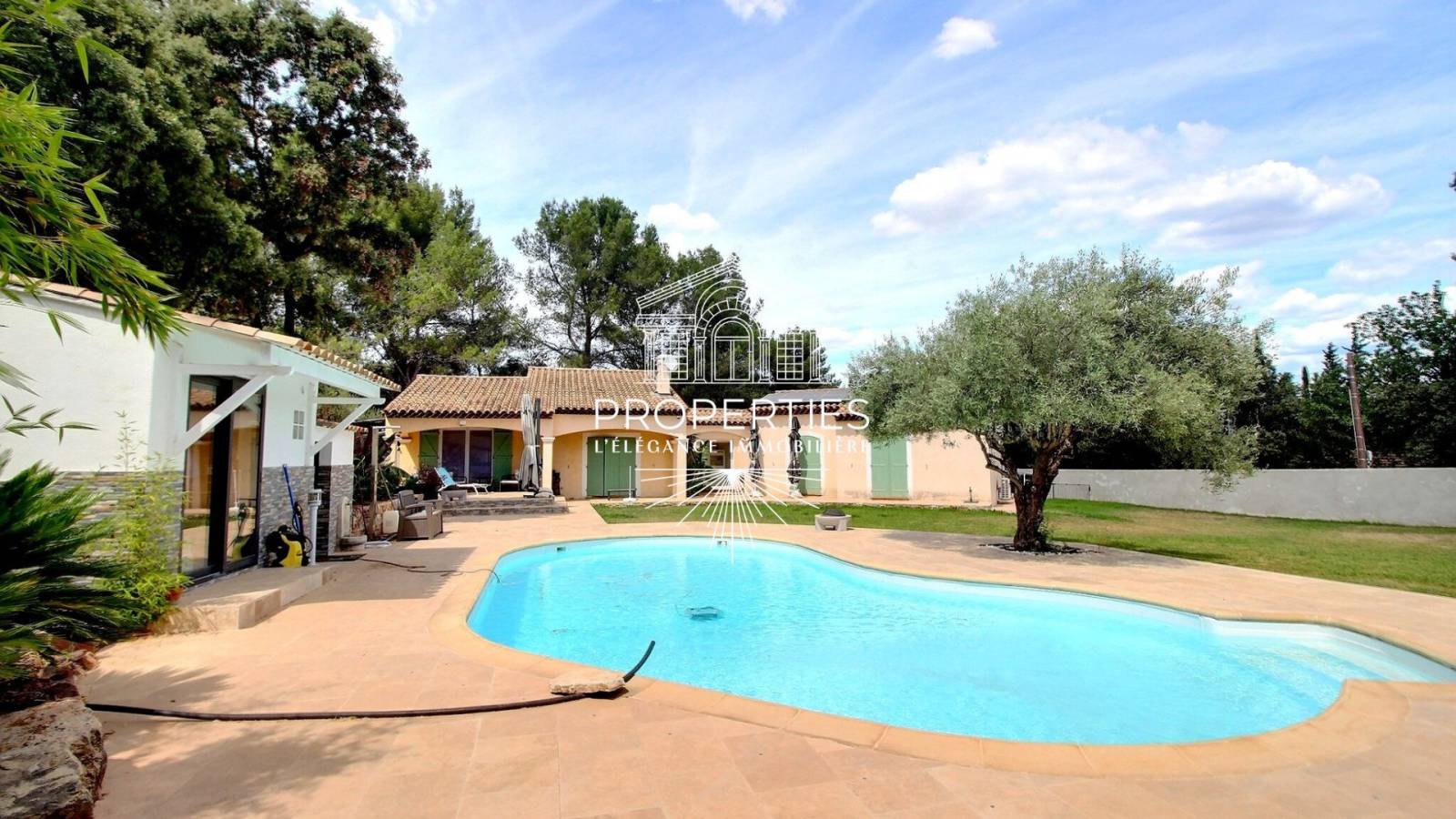 A vendre villa et studio avec piscine à la Crau 