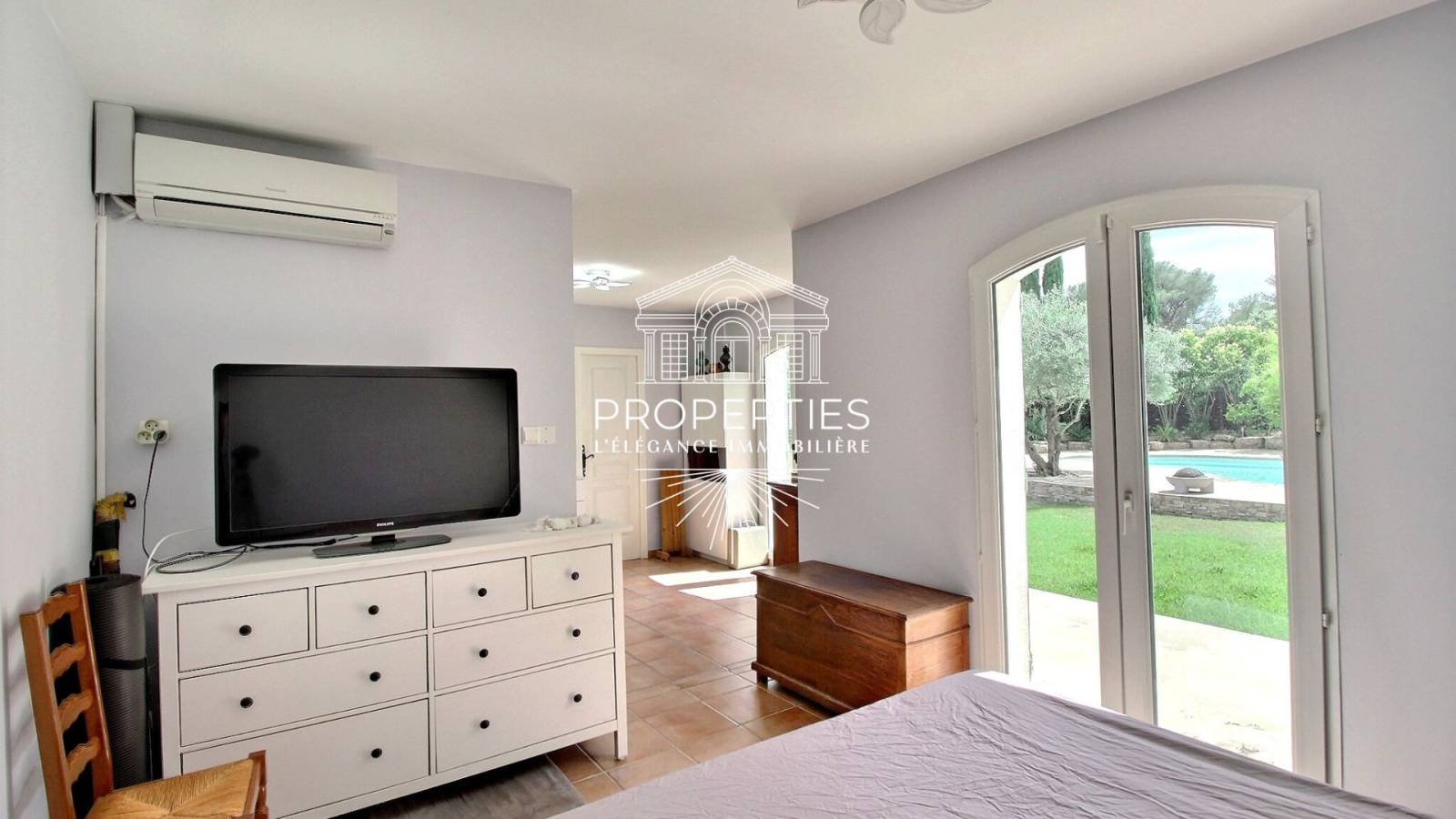 A vendre villa et studio à la Crau 