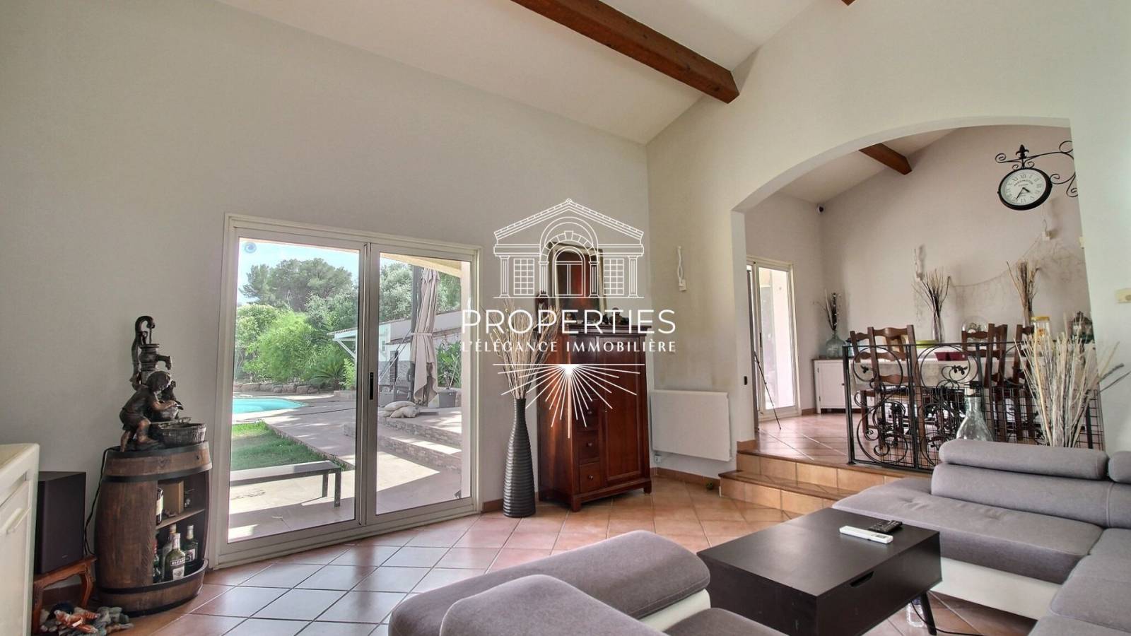 En vente villa de 6 pièces avec  piscine, studio et grand terrain arboré, proche de  La Crau