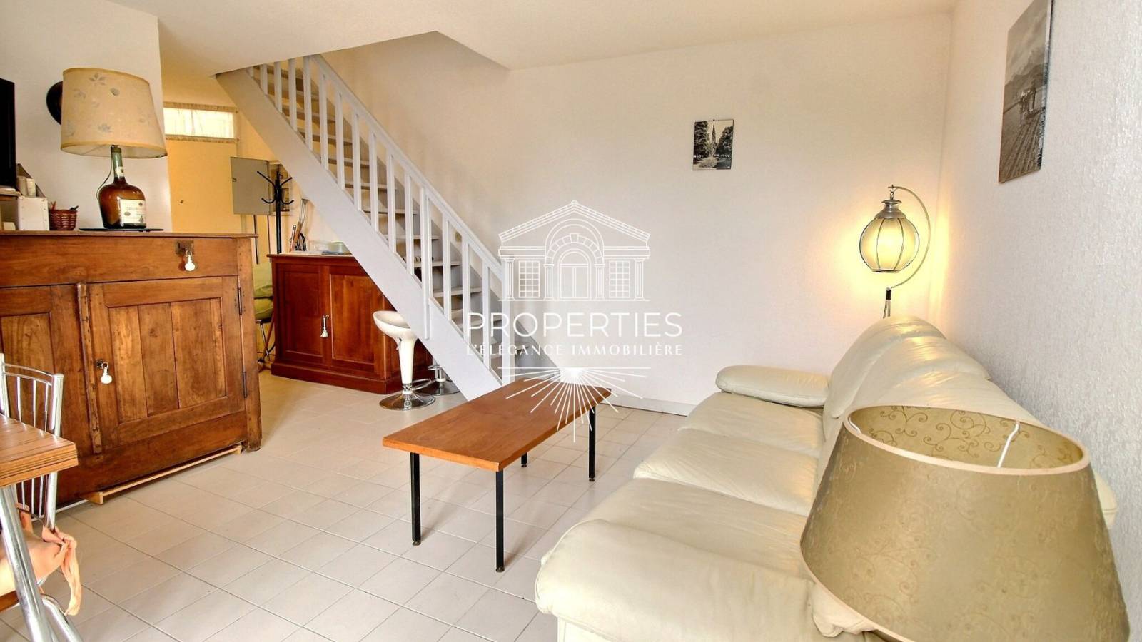 appartement T4 en duplex de 58 m², situé au dernier étage d’une résidence de standing, à seulement 3 minutes à pied de la plage, dans le quartier privilégié de Cavalière, en bord de mer.