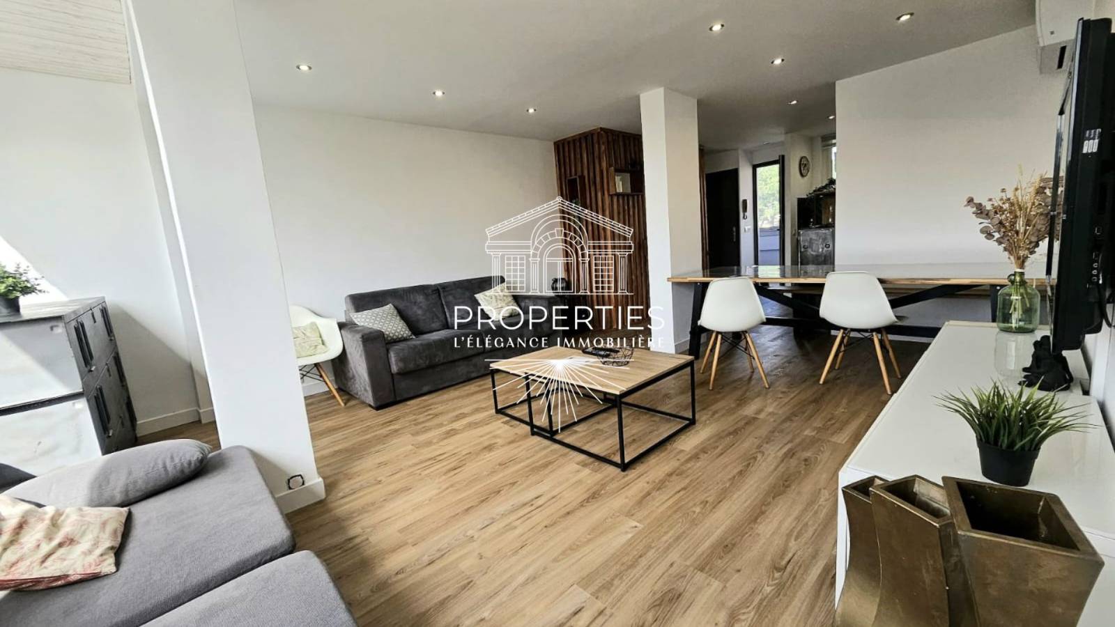 A vendre beau duplex T5 entièrement rénové au Lavandou