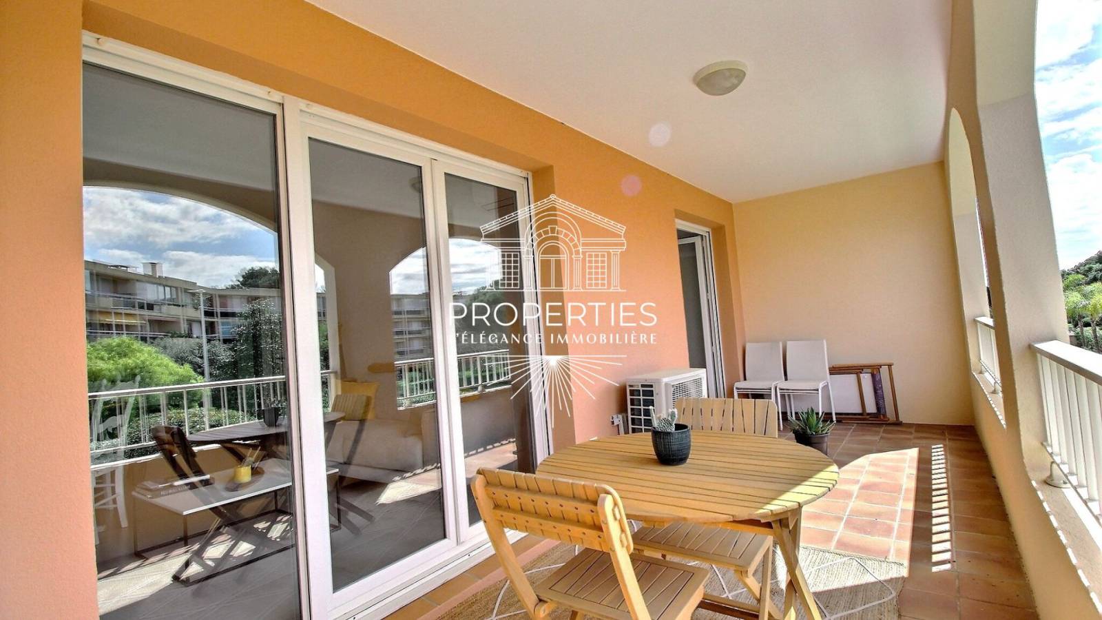 Appartement avec terrasse à louer proche des plages avec ascenseur sécurisé à Cavalaire-sur-Mer 83240